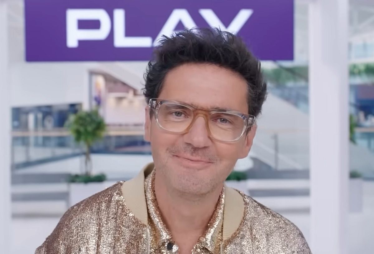 Mniej Wojewódzkiego i sprzedawców. Play mocno ściął wydatki reklamowe