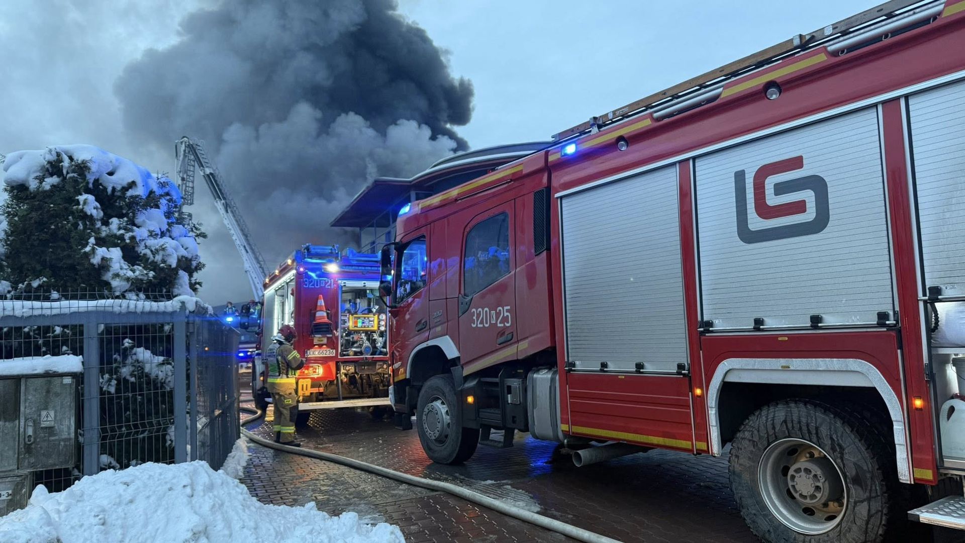 Kłęby dymu nad Skawiną. W akcji blisko 100 strażaków
