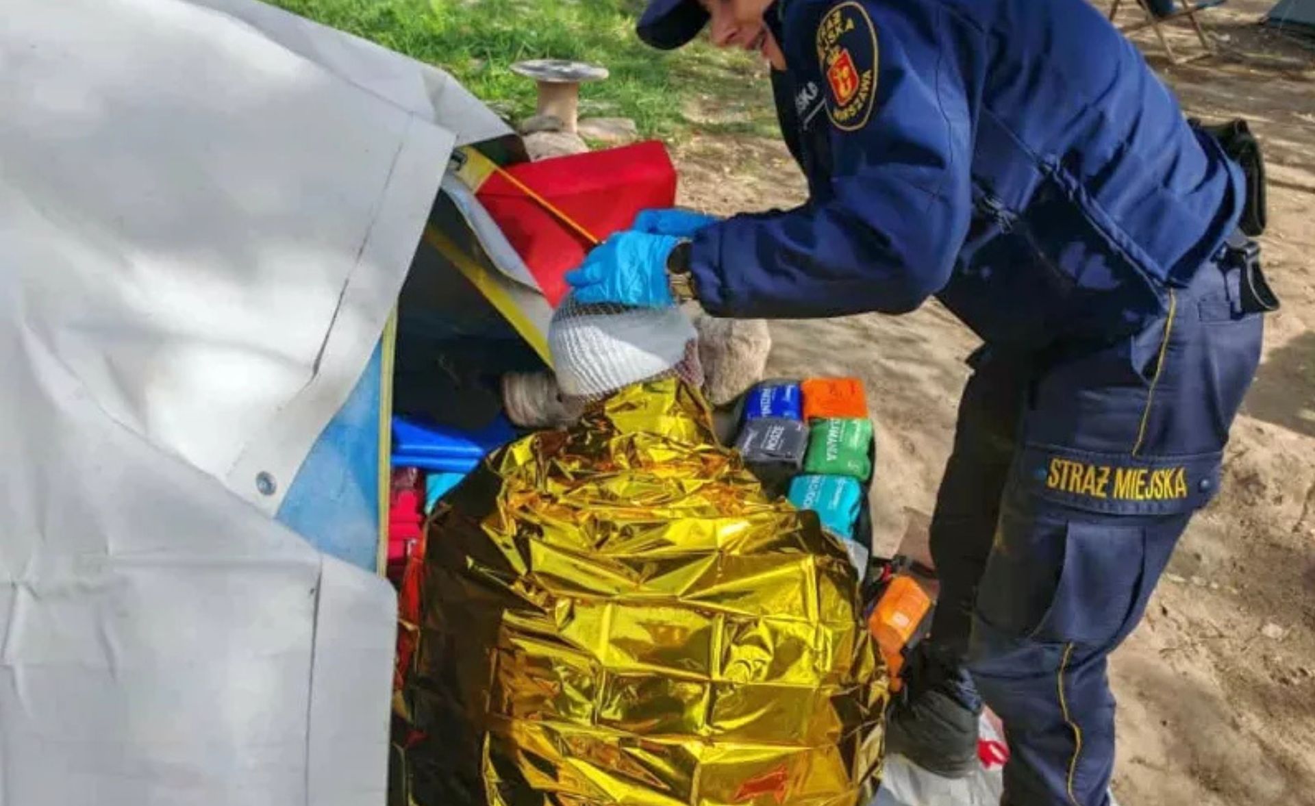 Na moście zobaczyli ślady krwi, za którymi poszli. Uratowali mężczyznę