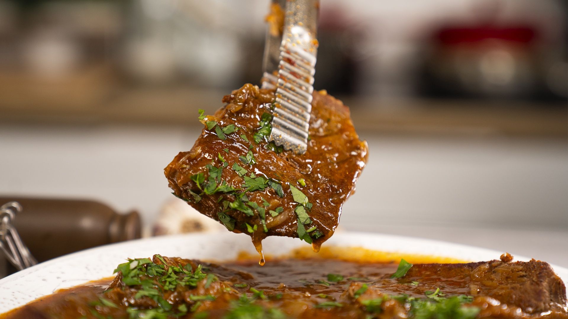 Niezawodny przepis na karkówkę w cebulowym sosie. Rozpływa się w ustach