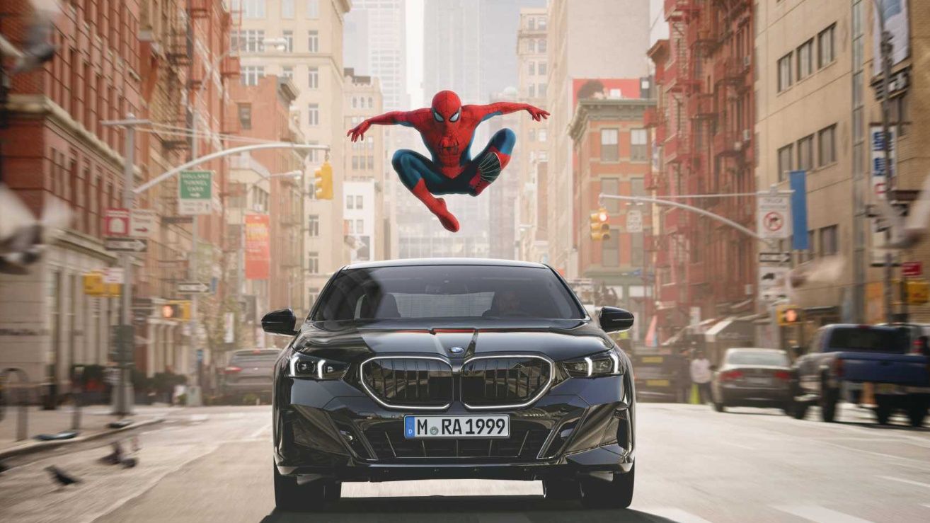 Witamy w 2026. BMW puściło na ekranach aut reklamę Spider-Mana. Kierowcy zdziwieni