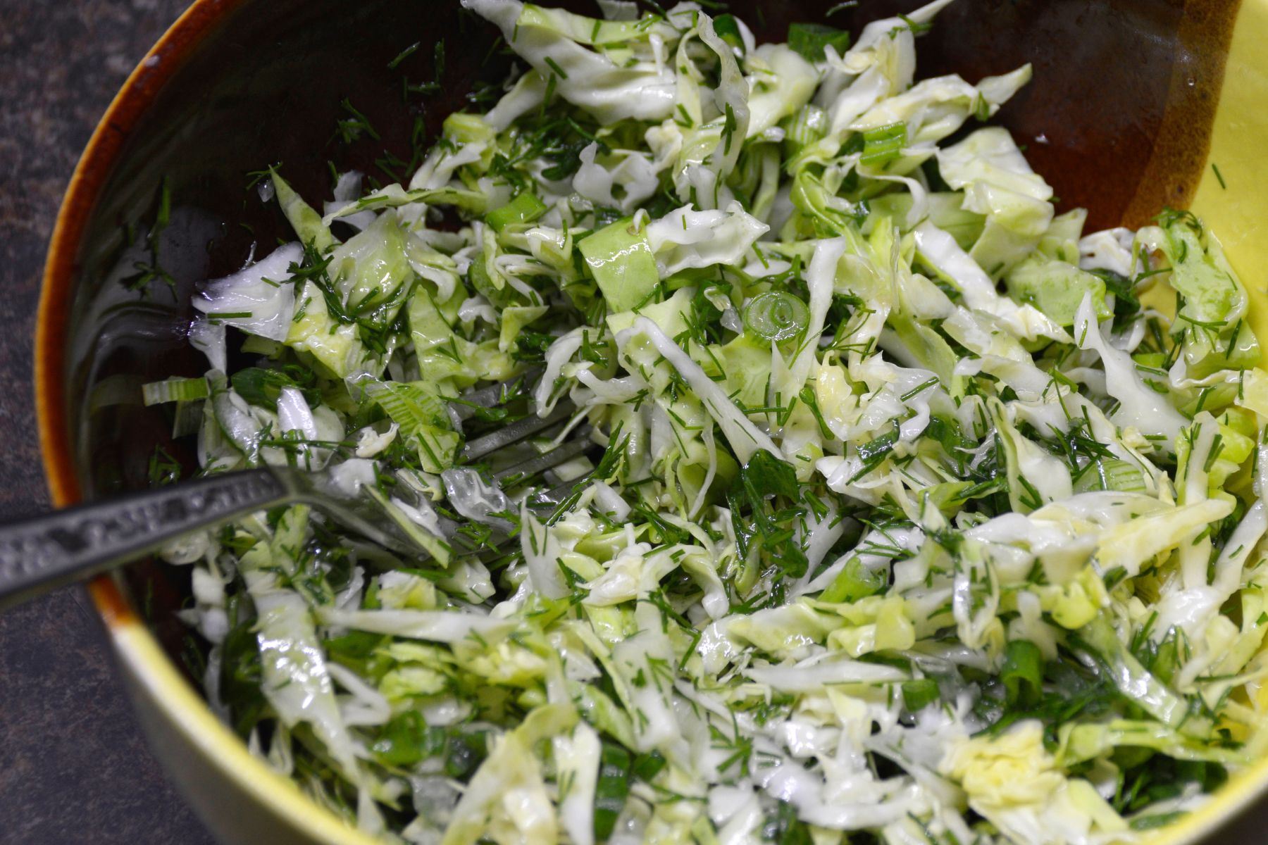 Zetrzyj i wymieszaj z młodą kapustą. Nie ma lepszej surówki do schabowego