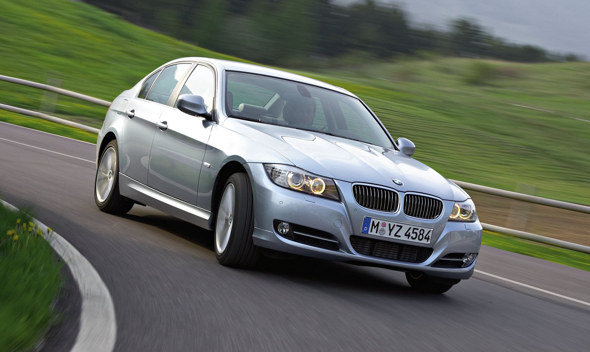 Młody kierowca i BMW? Przygotuj się na drogie OC