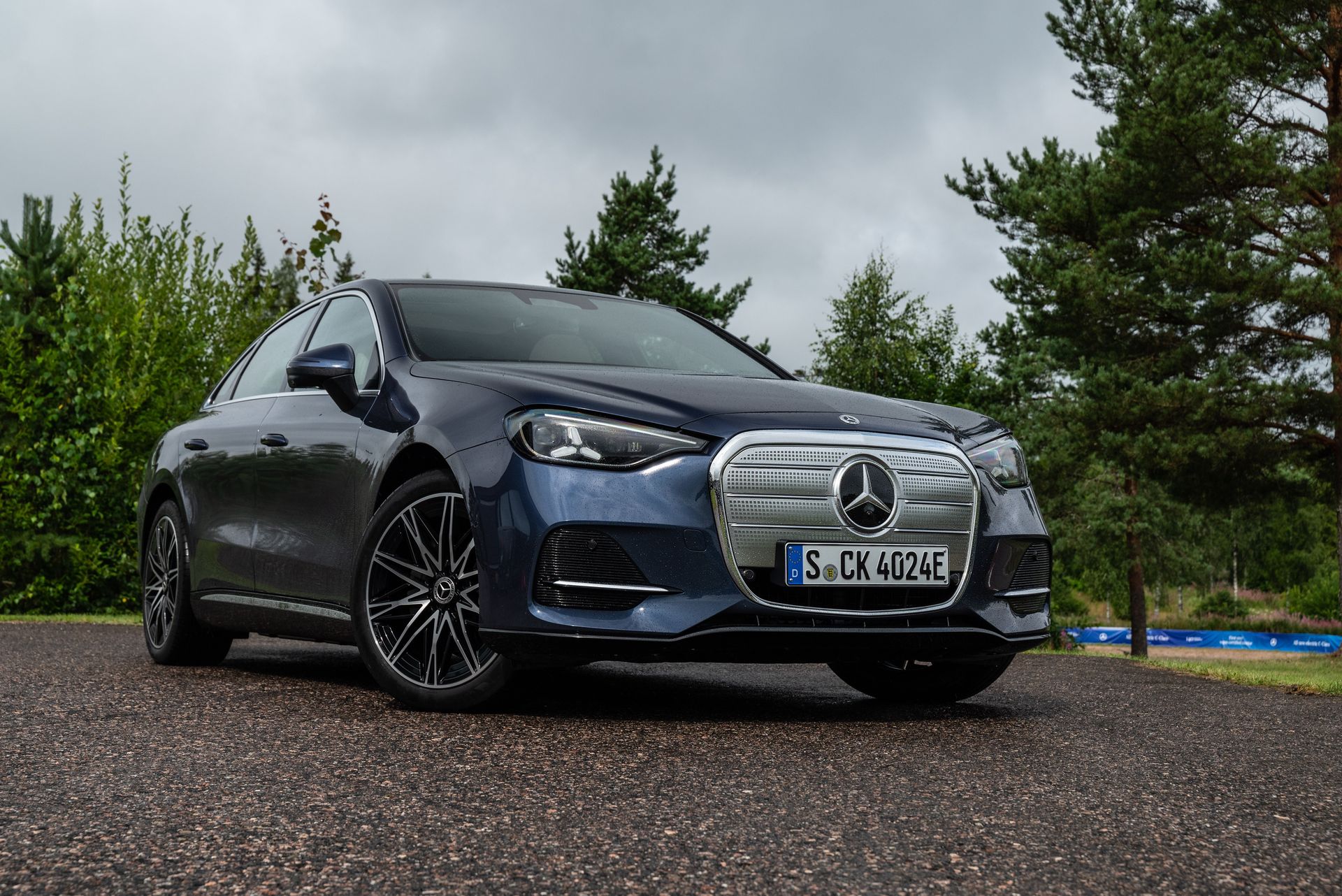 Nowy Mercedes Klasy C zaskakuje gadżetami. Wszystko by zwrócić uwagę