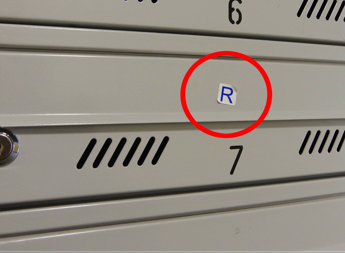 Naklejka z literą "R" na skrzynce pocztowej. Wiele osób myli jej znaczenie