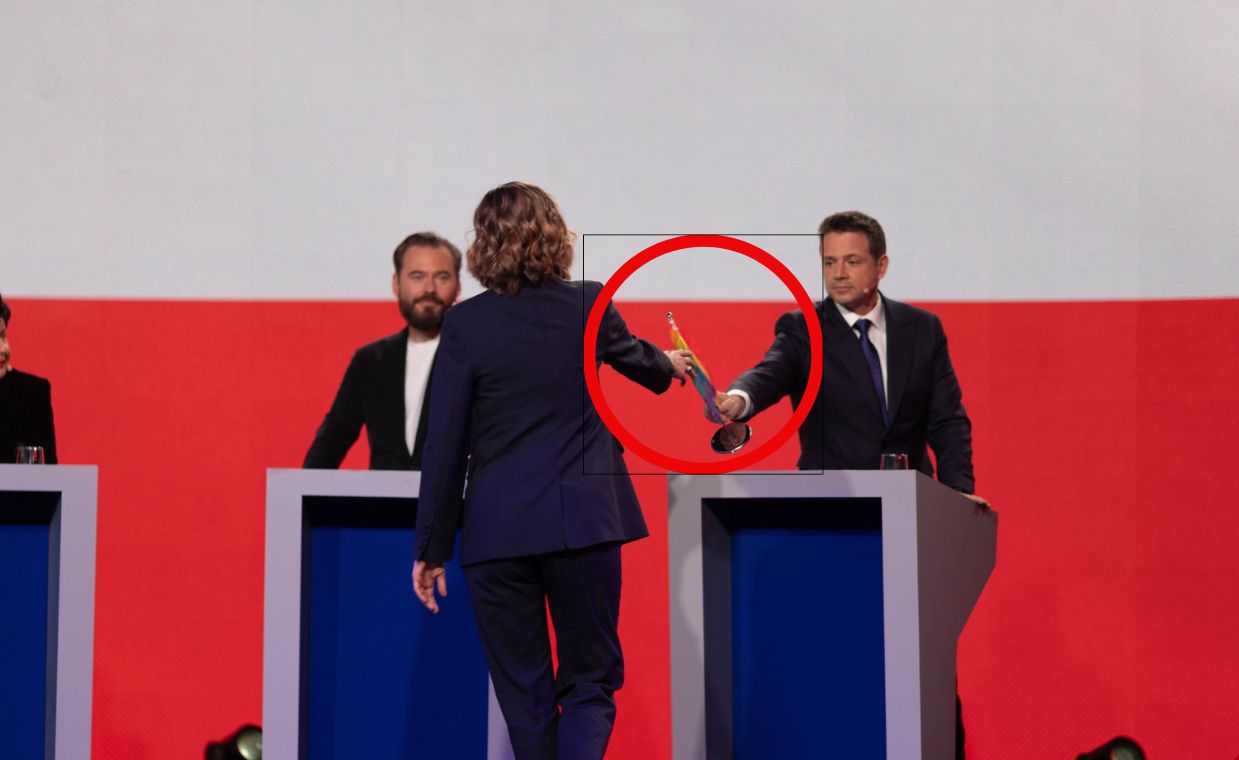 On ją schował, ona mu ją zabrała. Niespodziewany ruch