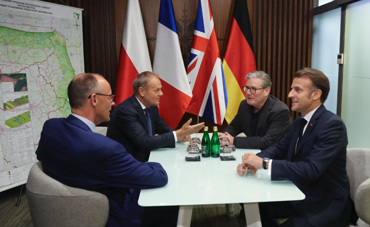 "Przy jednym stole". Tusk zamieścił wymowne zdjęcie