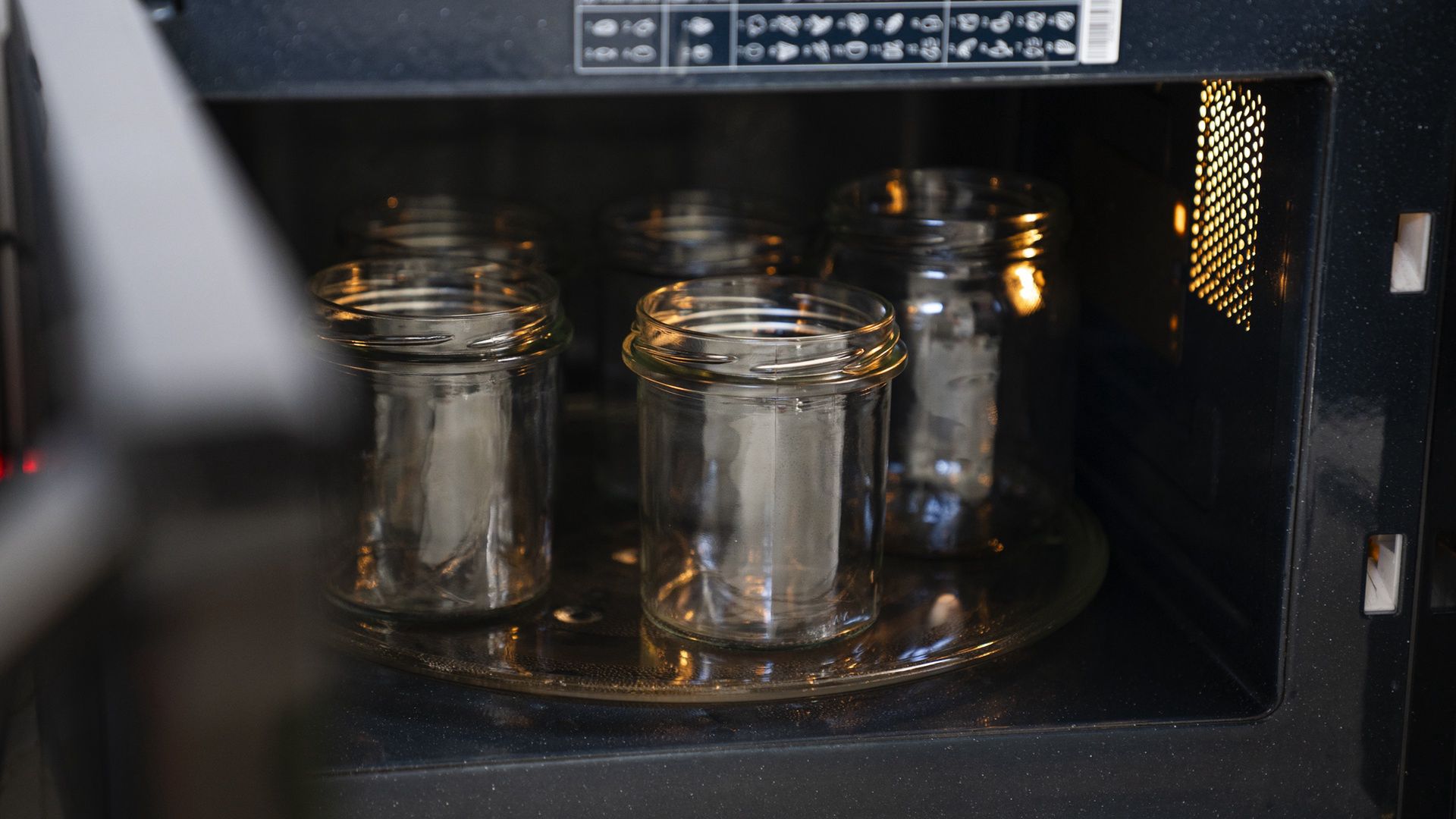 Masz dużo małych słoików? Zanim zrobisz przetwory, włóż je tu na kilka minut