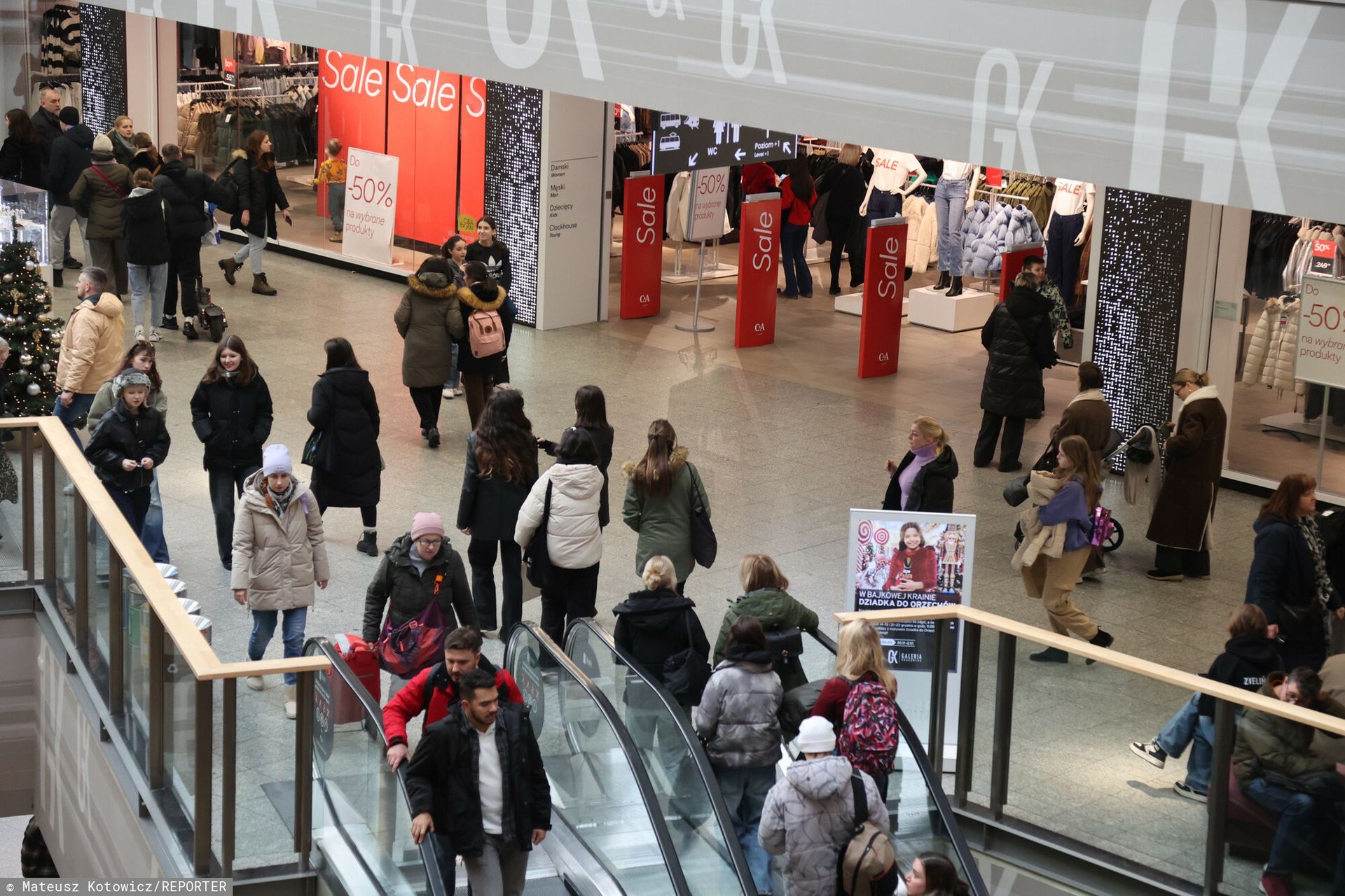 Coraz mniej klientów w galeriach handlowych. Mówią o powodach