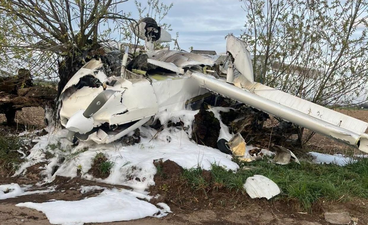 Awaryjne lądowanie samolotu pod Poznaniem. Maszyna się przewróciła