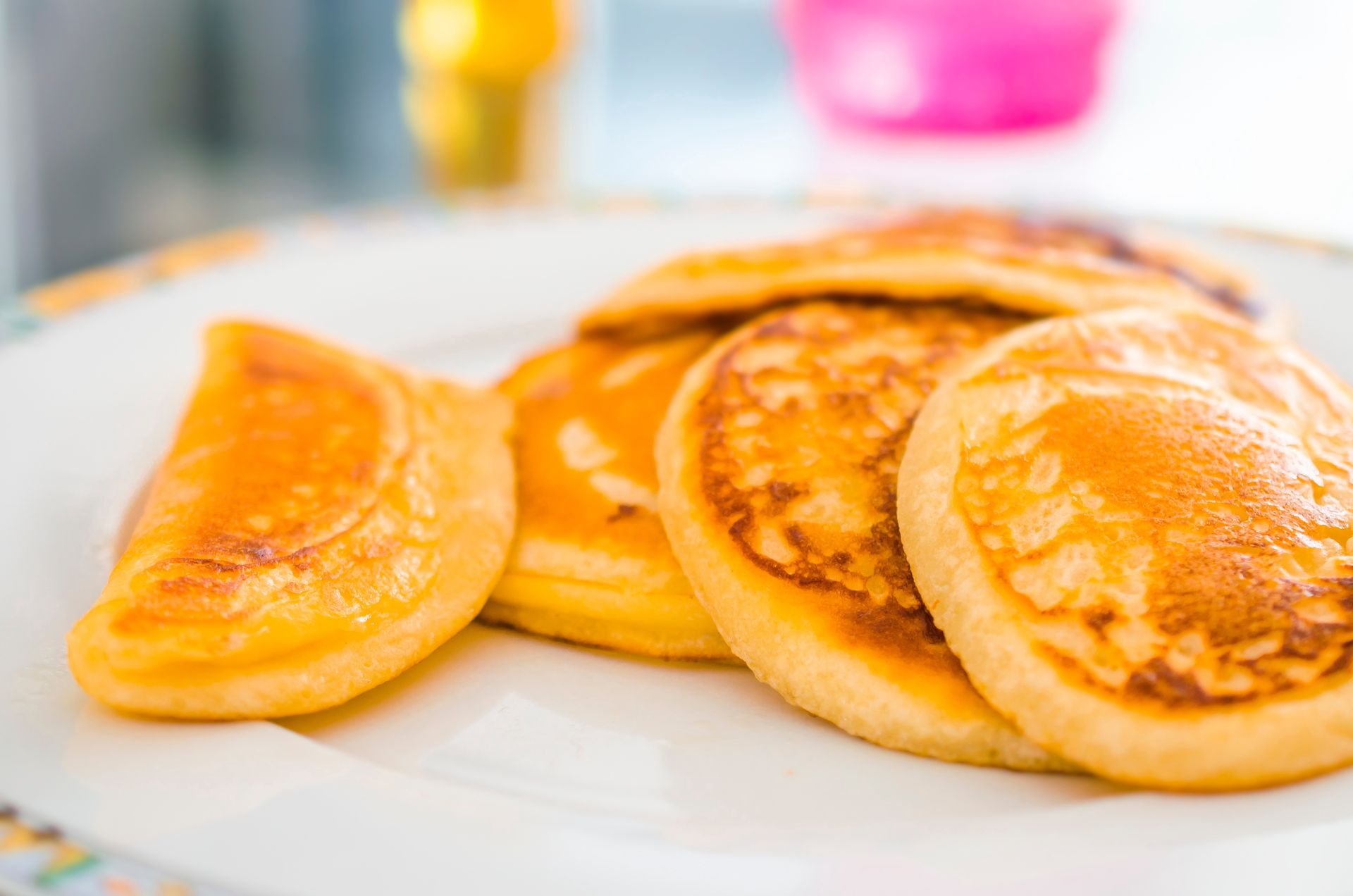 Biorę serek wiejski, jajka i banana. Po chwili mam placki, które rozpływają się w ustach