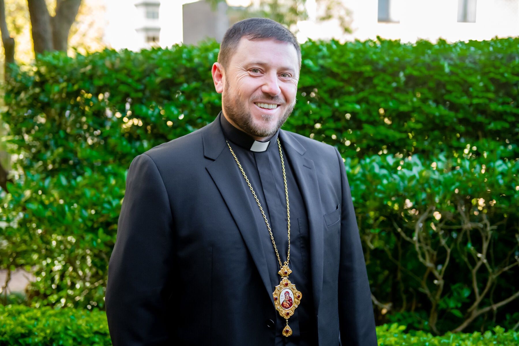 Jest najmłodszym kardynałem. Będzie wybierał nowego papieża