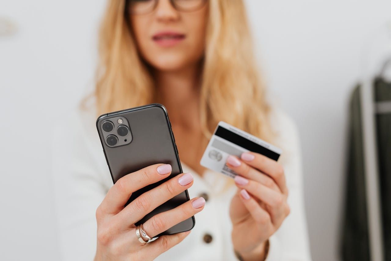Twój telefon jako osobisty kantor internetowy. Jak wybrać aplikację do zarządzania pieniędzmi i nie przepłacać za przewalutowanie?