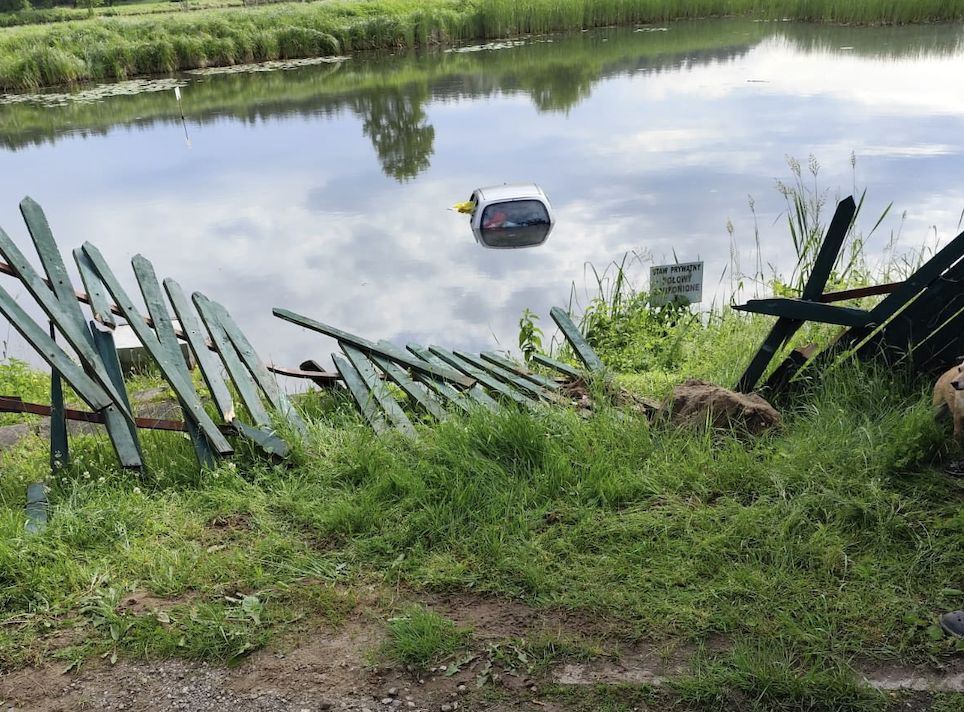 Wypadek pod Garwolinem. 76-latka wjechała do stawu