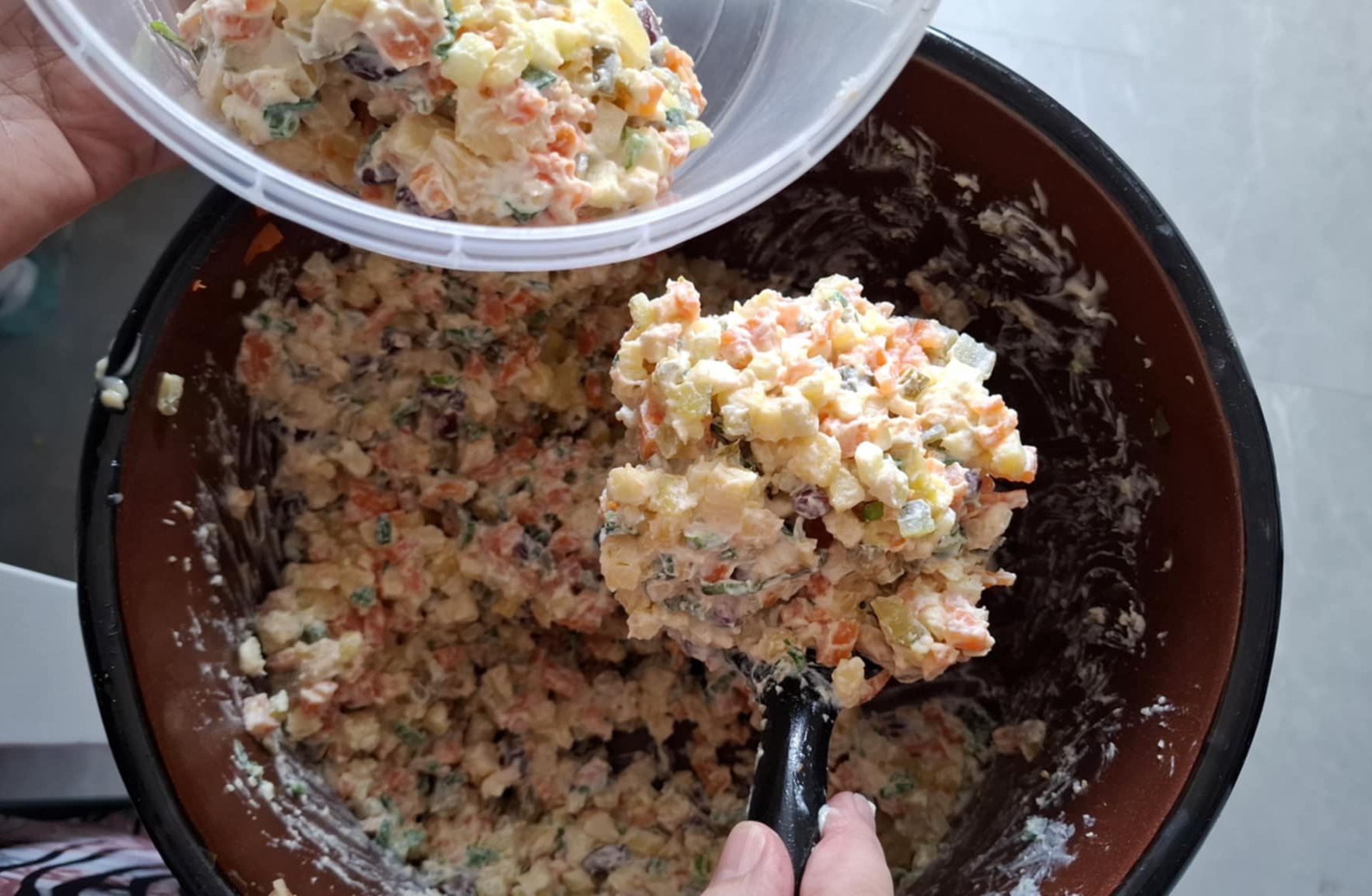 Wiele osób się zastanawia. Wyjaśnijmy raz na zawsze, czy można mrozić sałatkę jarzynową