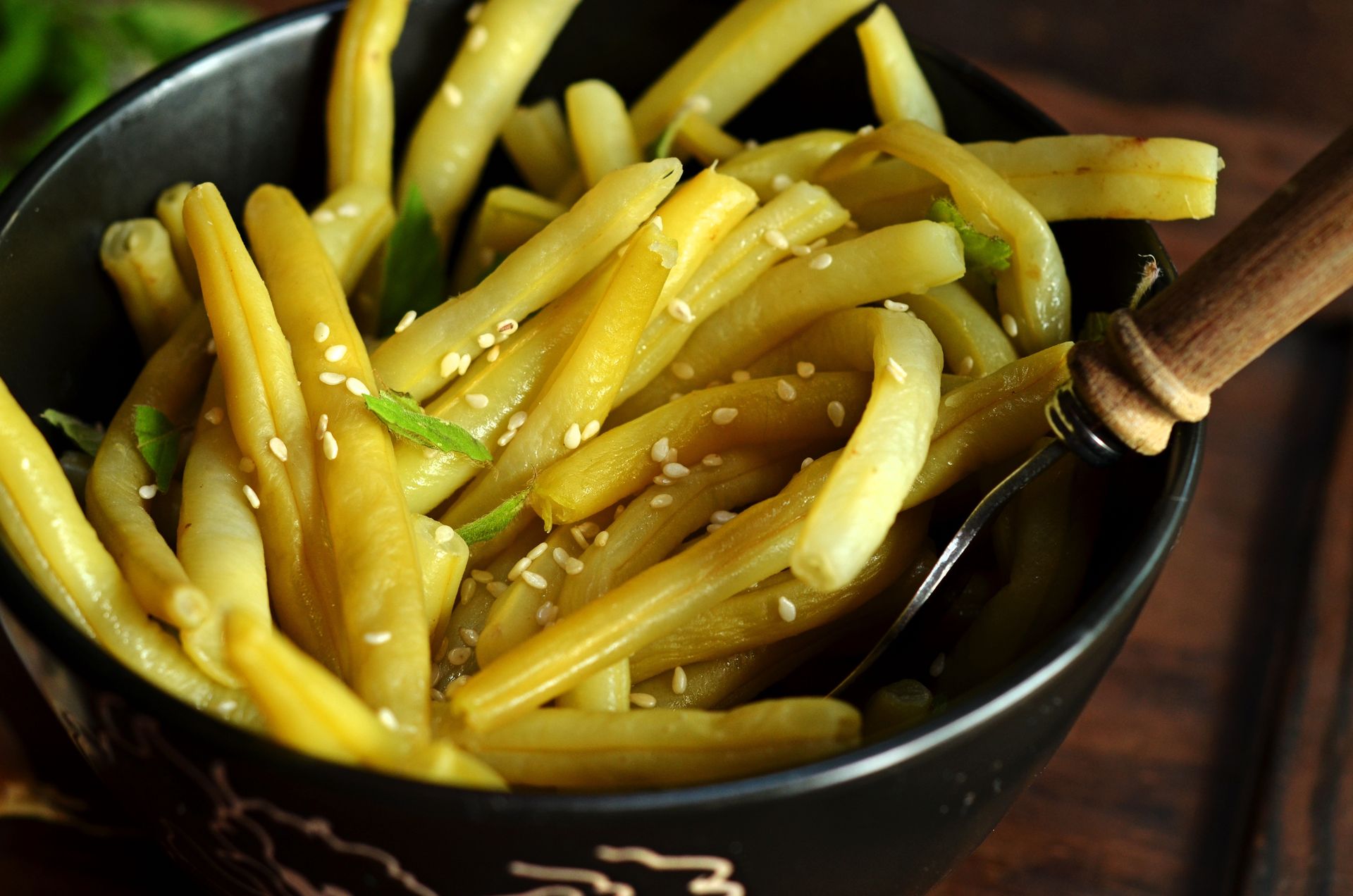 Wystarczy łyżeczka na pół kilograma. Fasolka ma piękny kolor i jest przyjemnie chrupiąca