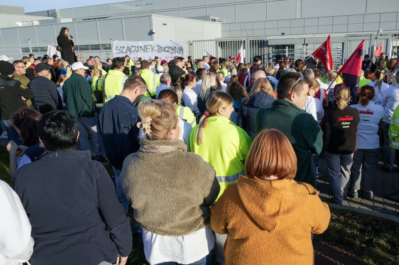 Od 6 nad ranem strajkują w fabryce Chrzanowie. Pojadą też do Francji
