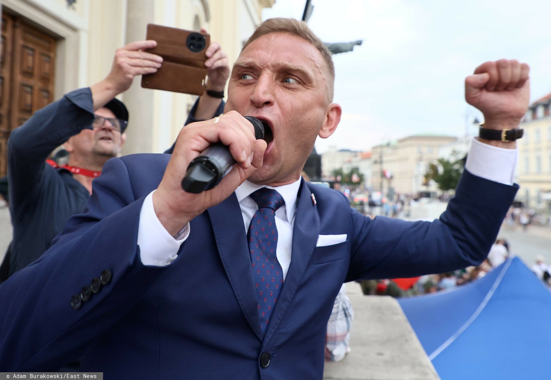 Bąkiewicz zakłócił obrady, umorzono śledztwo. Jest zażalenie