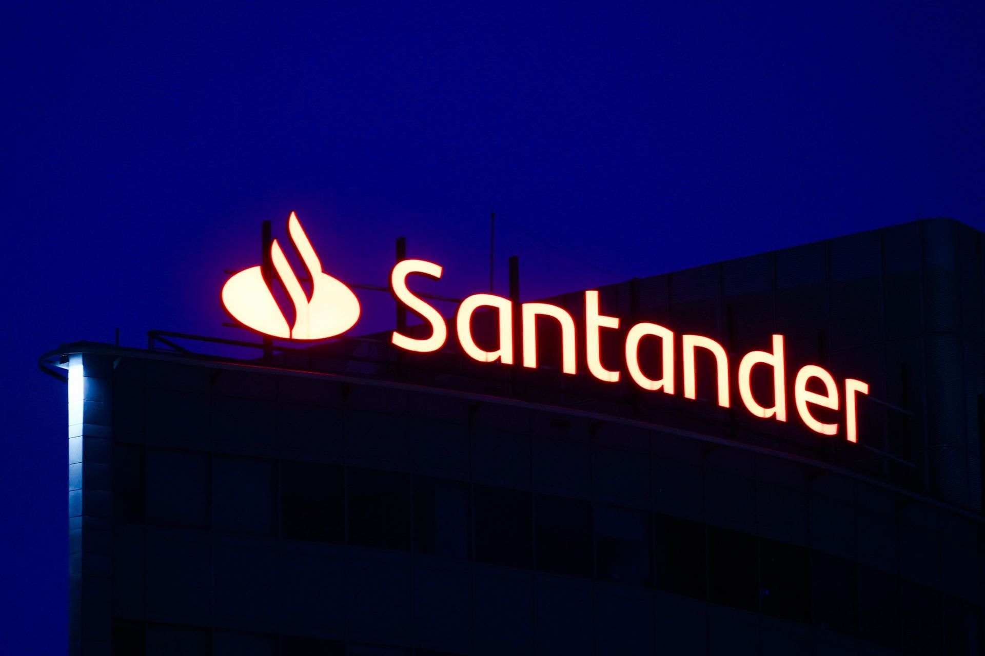 Santander Bank ostrzega przed SMS-ami. Dotyczą blokady konta