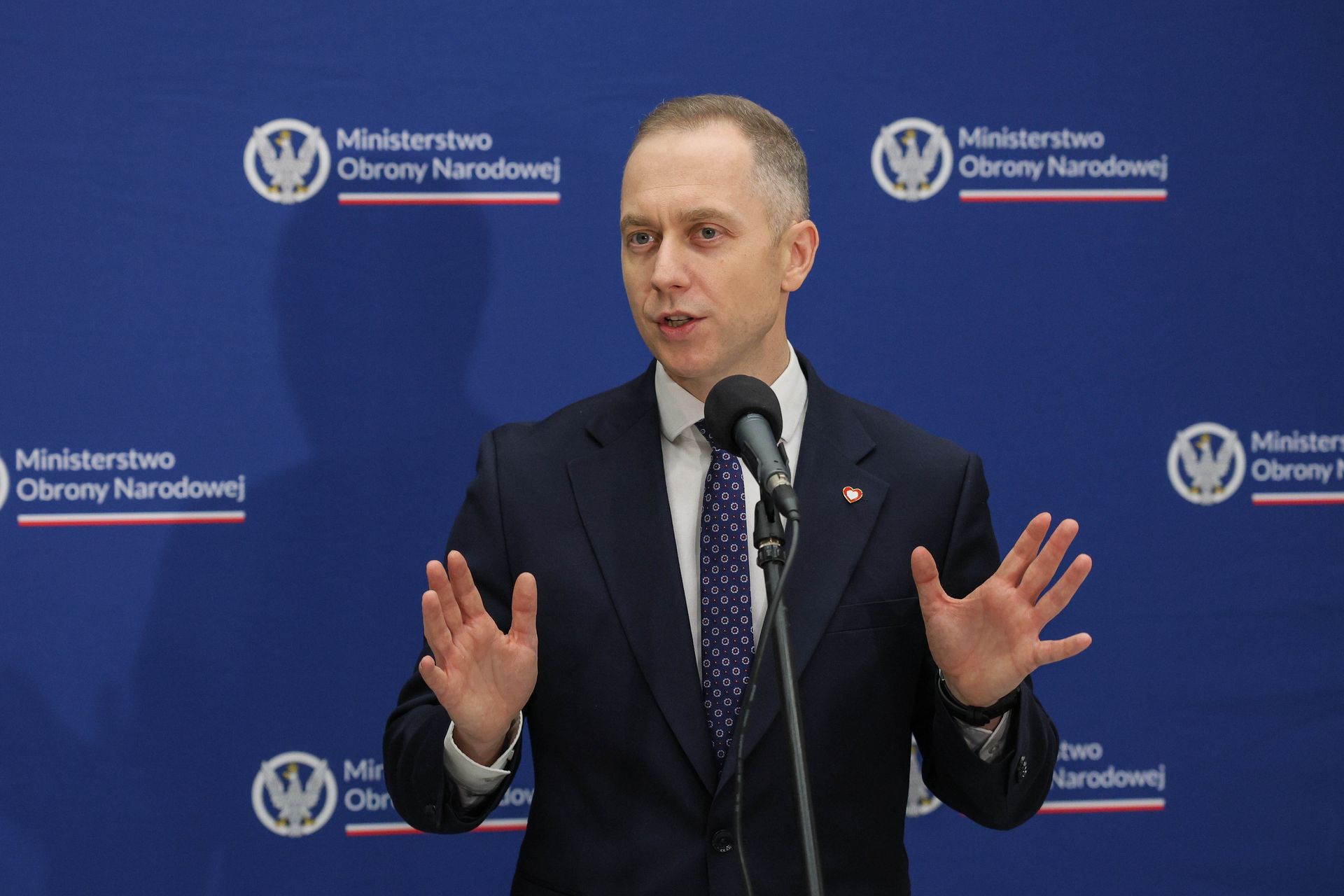 Tomczyk o szefie BBN. "Jest gdzieś pod stołem na kolanach"