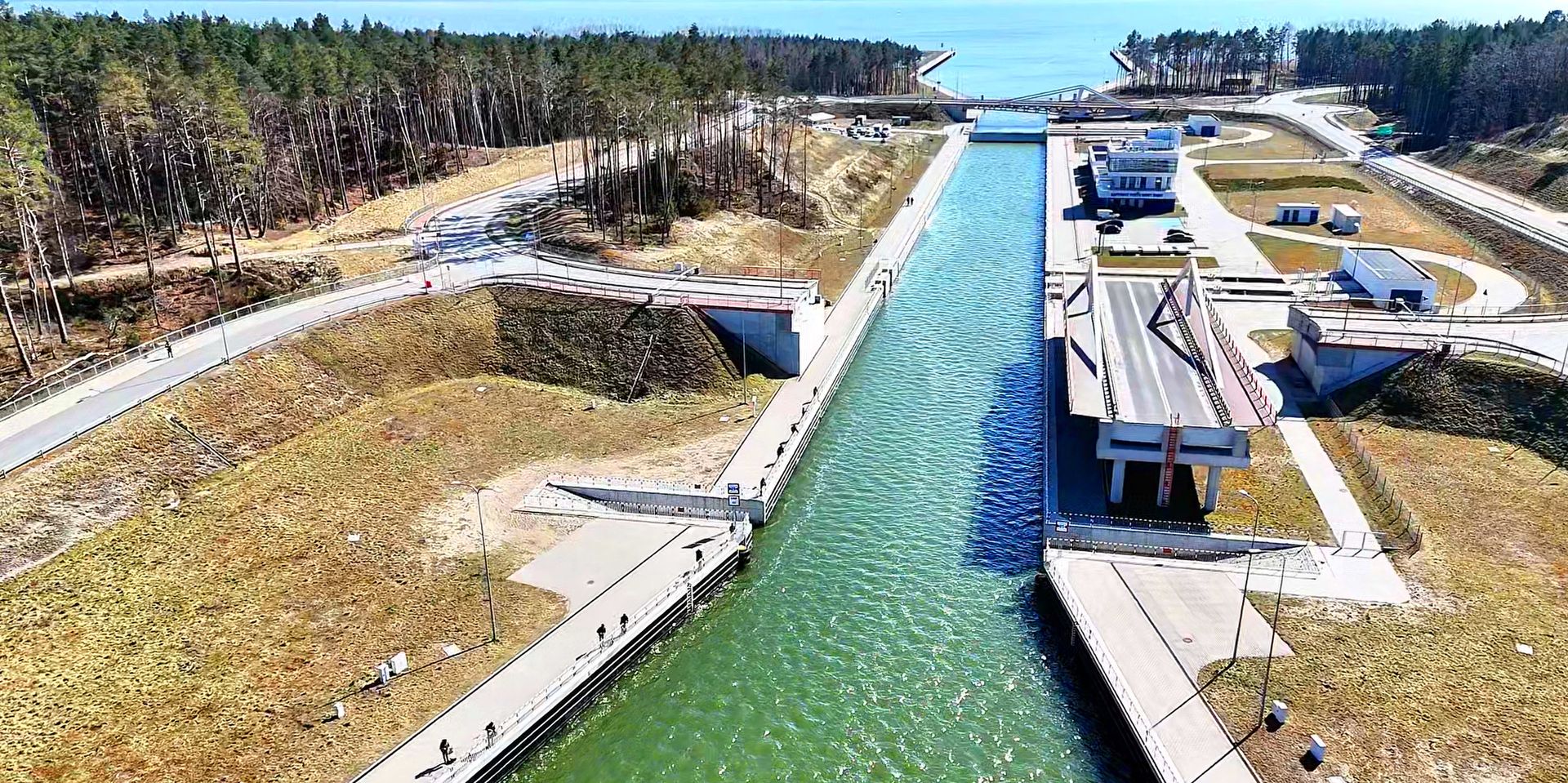 Nazywają siebie "śledziowymi turystami". Teraz jest ich wysyp