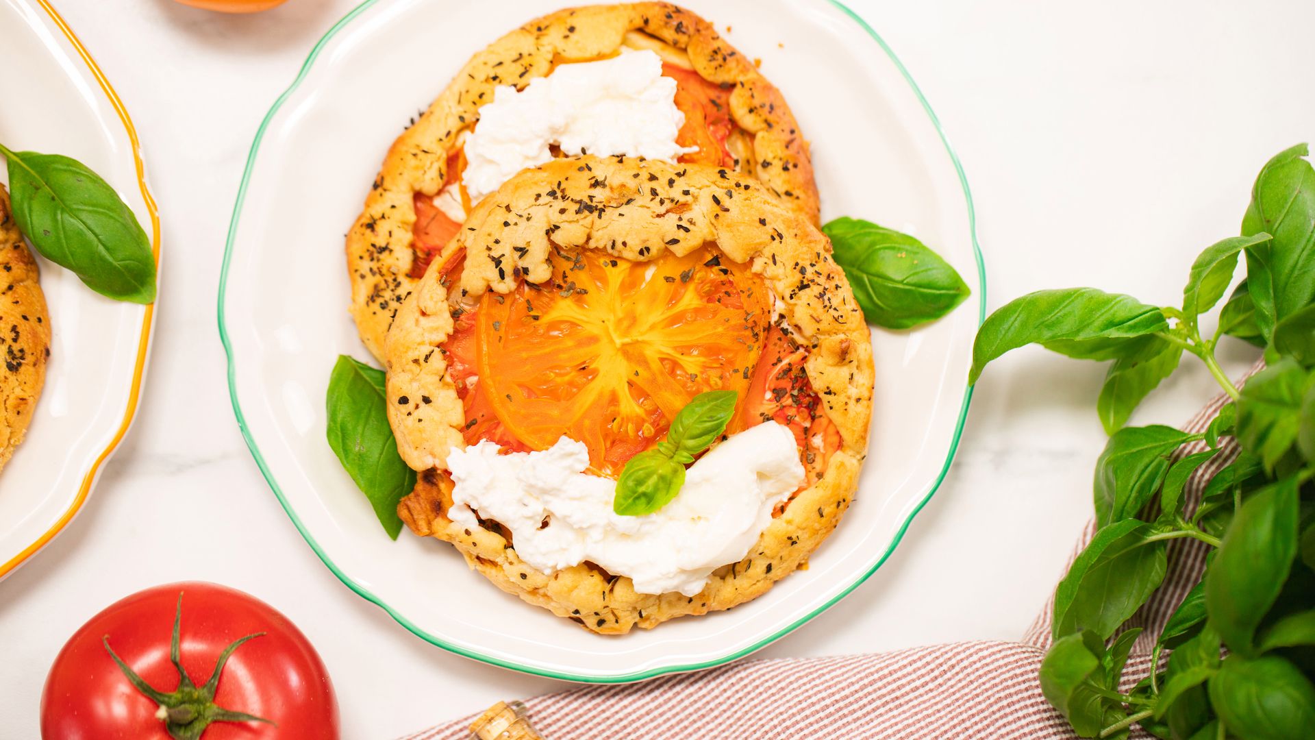 Rustykalne galette z pomidorami i serkiem . Smak lata na kruchym cieście