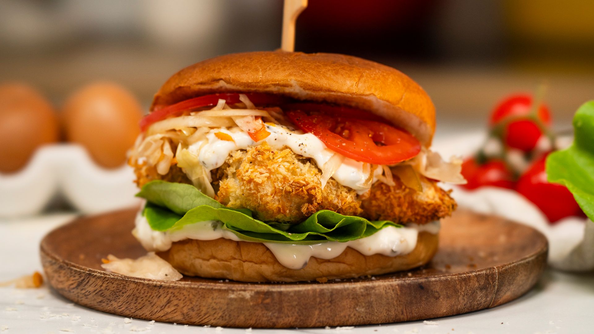 Domowy fish burger z pyszną panierką. O niebie lepszy niż kanapka z sieciówki