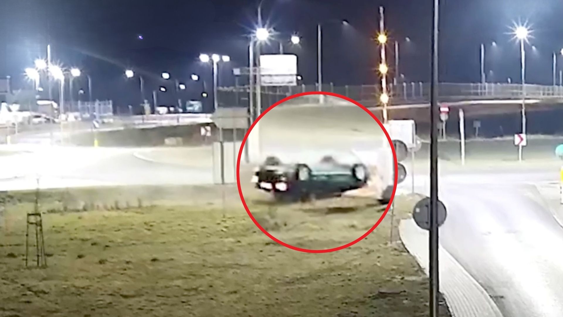 Dachował przed tunelem w Świnoujściu. Wyszedł z auta o własnych siłach