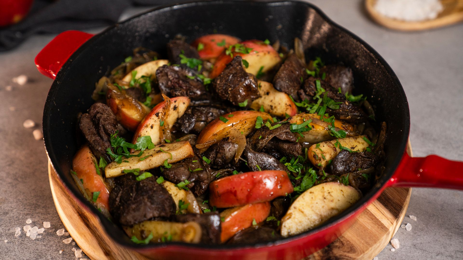 Sprawdzony przepis babci na wątróbkę z jabłkiem i cebulą. Po prostu palce lizać