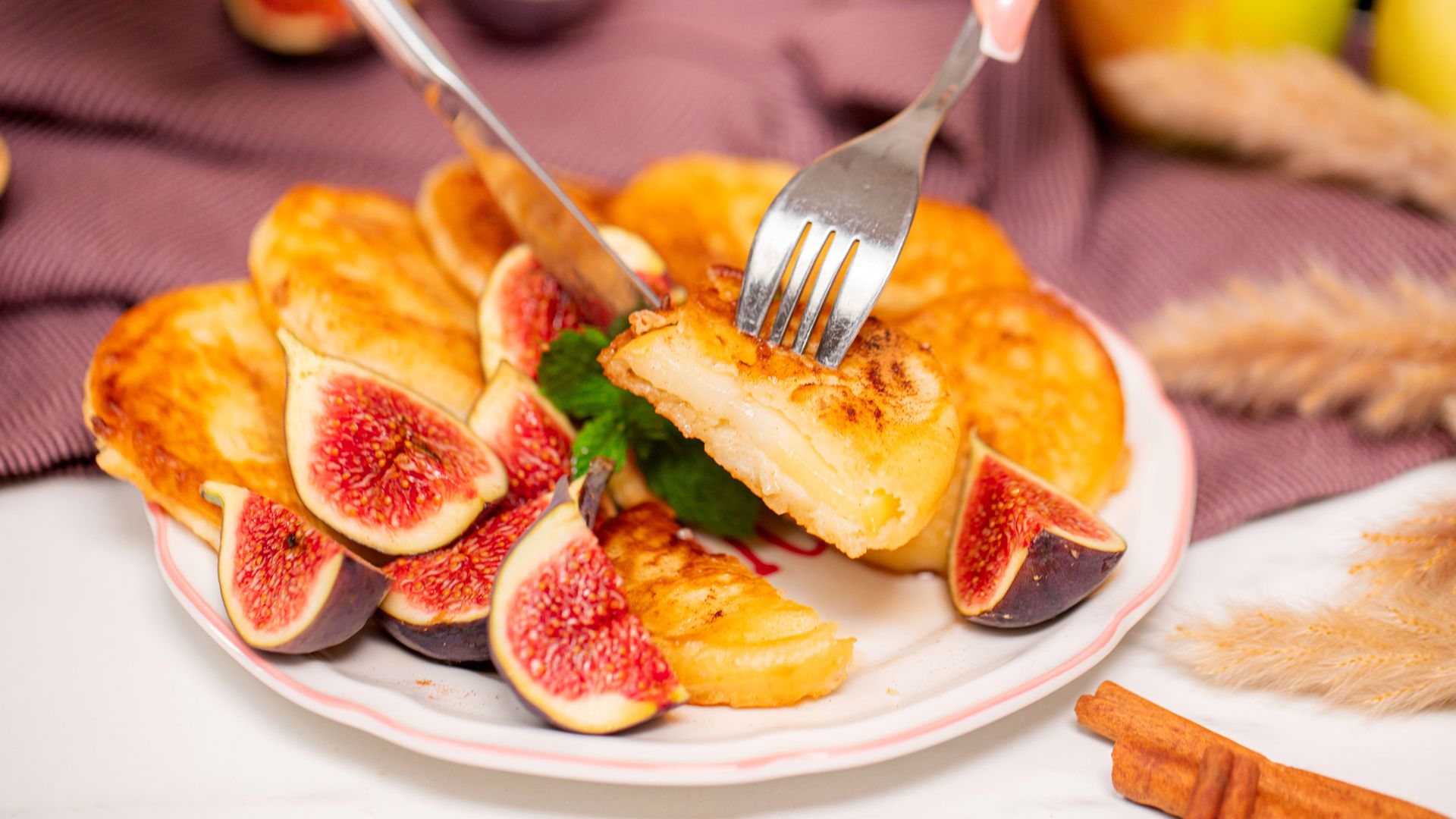 Puszyste pancakes z jabłkiem serwuj z figami. Idealny pomysł na jesienne śniadanie