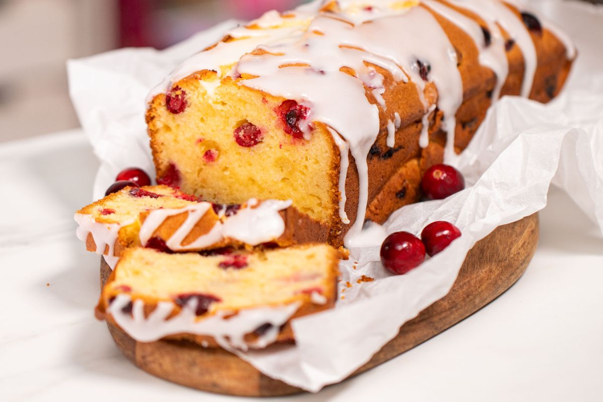 To zimowe ciasto z żurawiną zawsze się udaje. Jest obłędnie wilgotne i puszyste jak chmurka