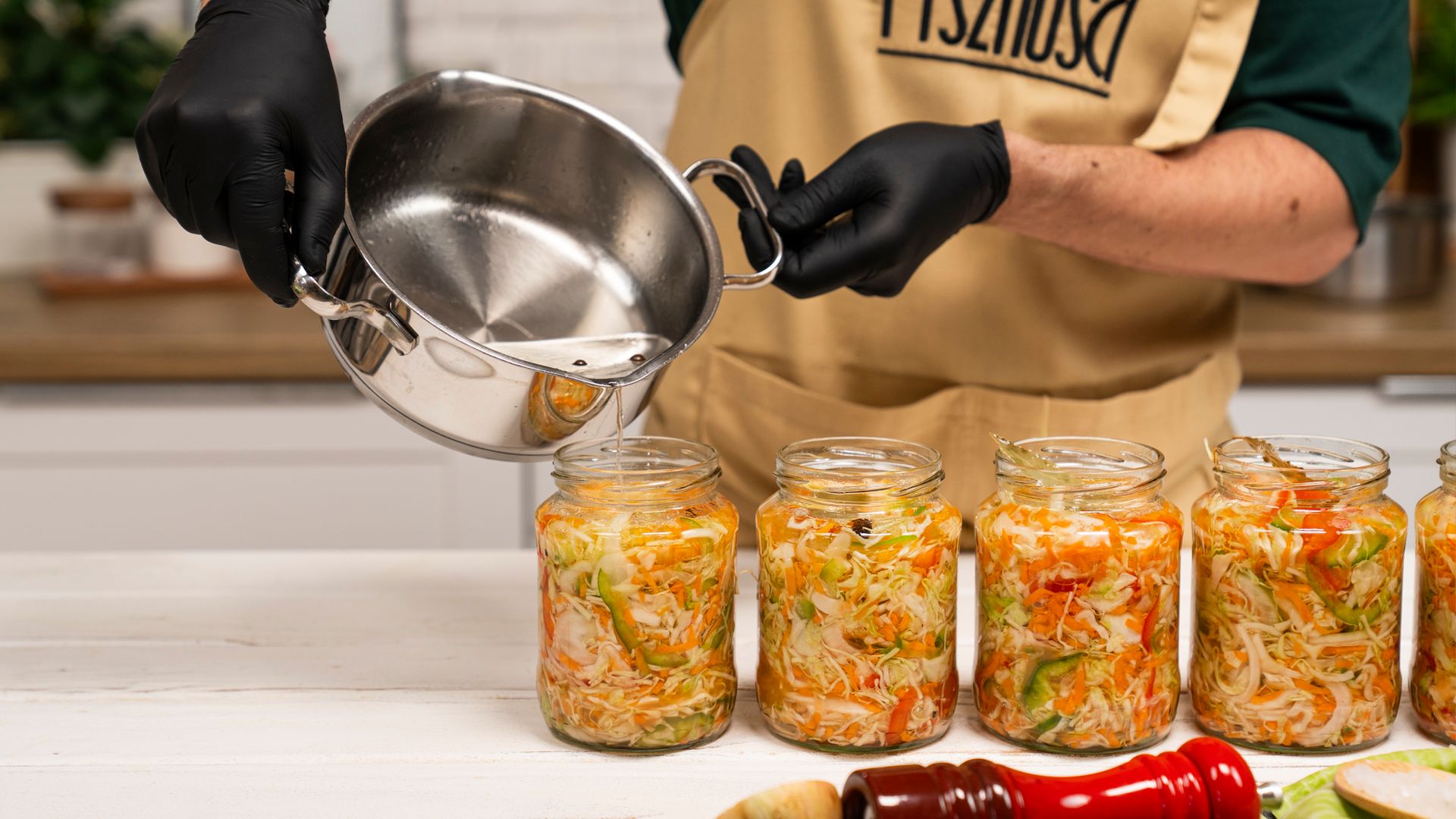 Chrupiąca sałatka z kapusty i papryki – przepis na 5 słoików do spiżarni