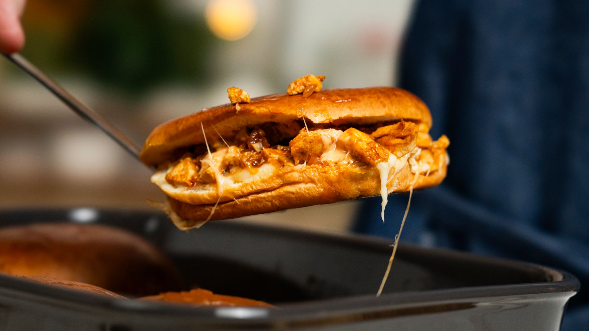 Kolacja prosto z piekarnika. Maślane bułki faszerowane na bogato kurczakiem z dodatkami