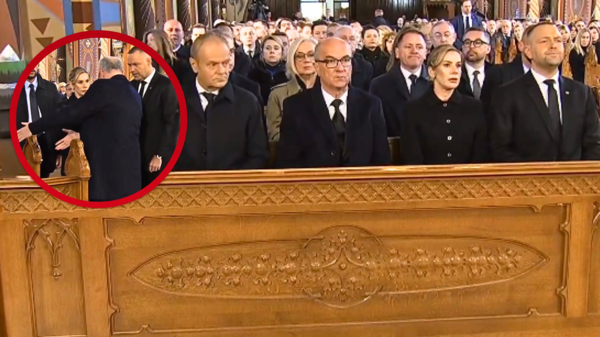 Pogrzeb Łukasza Litewki. Tusk i Nawrocki usiedli obok siebie