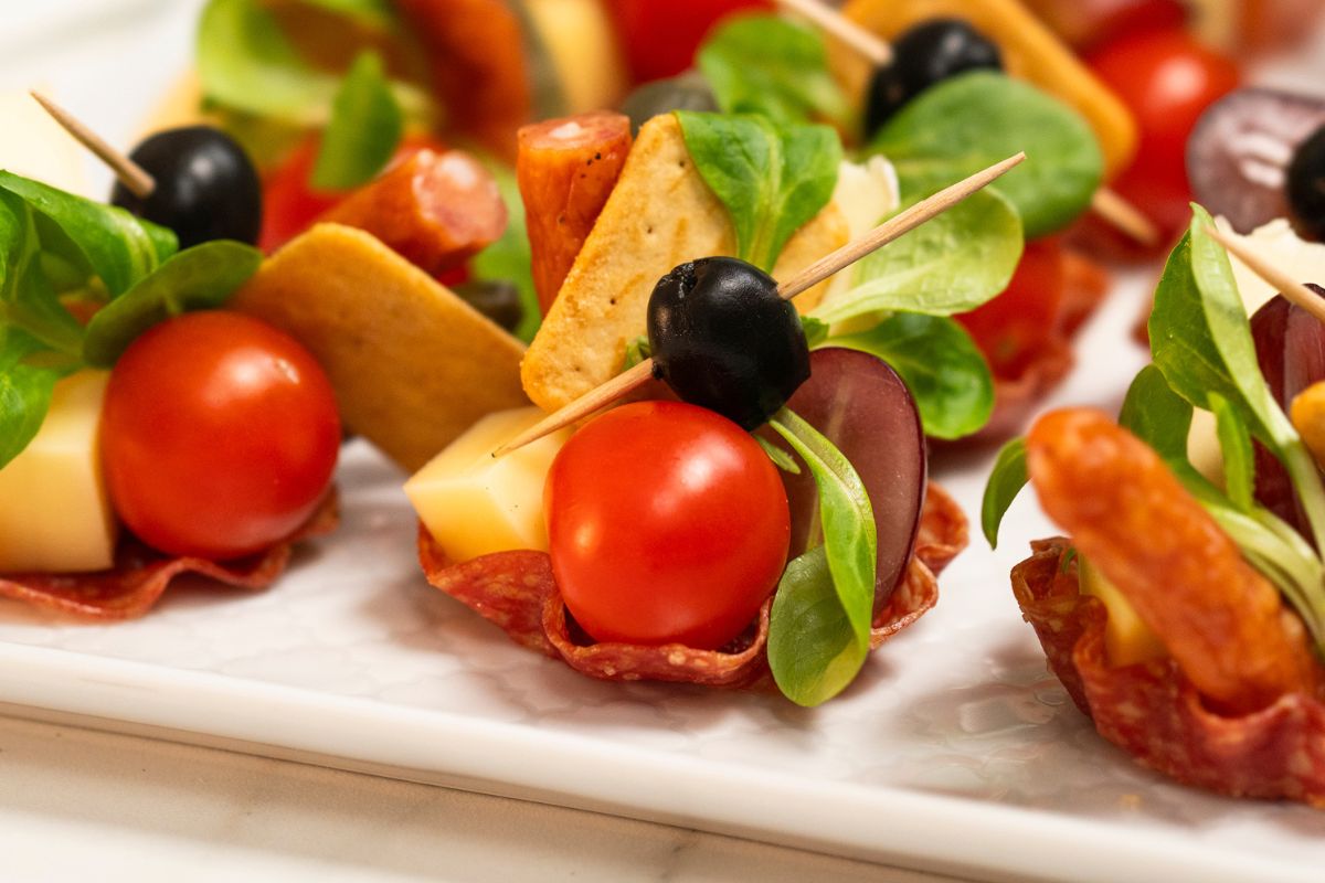 Miseczki z salami staną się hitem na imprezie andrzejkowej. Koniecznie musisz zrobić