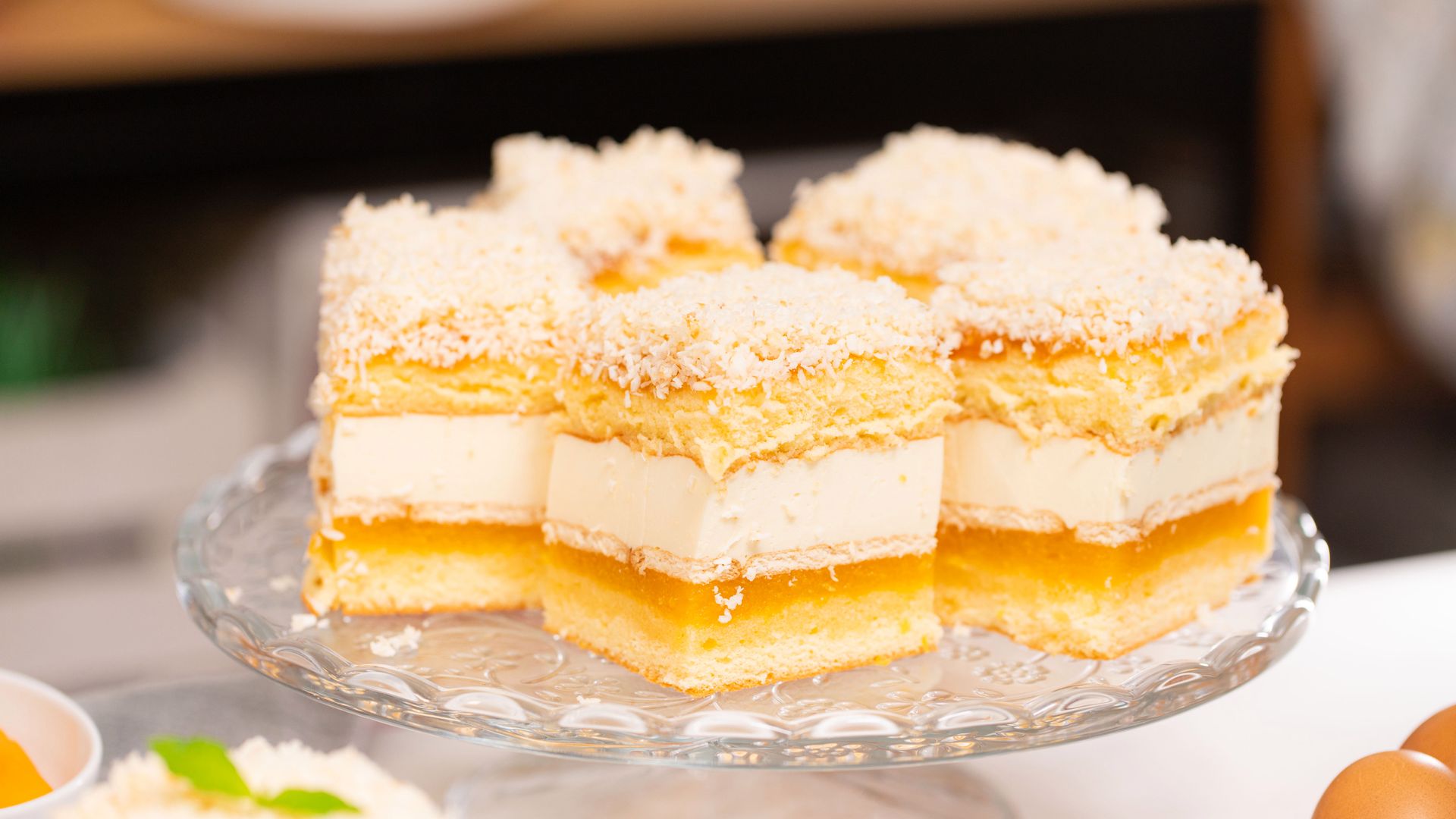 Warstwowe ciasto wenus z brzoskwiniami. Na jednym kawałku z pewnością się nie skończy