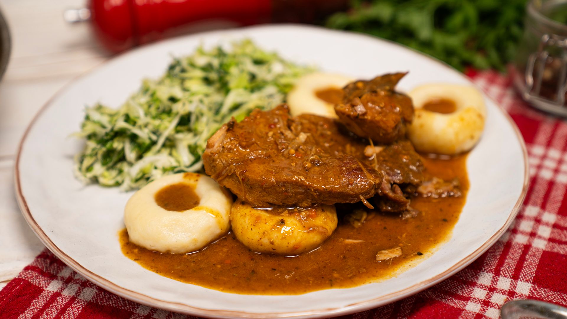 Krucha i przepyszna obiadowa szynka w sosie. Sprawdź przepis krok po kroku