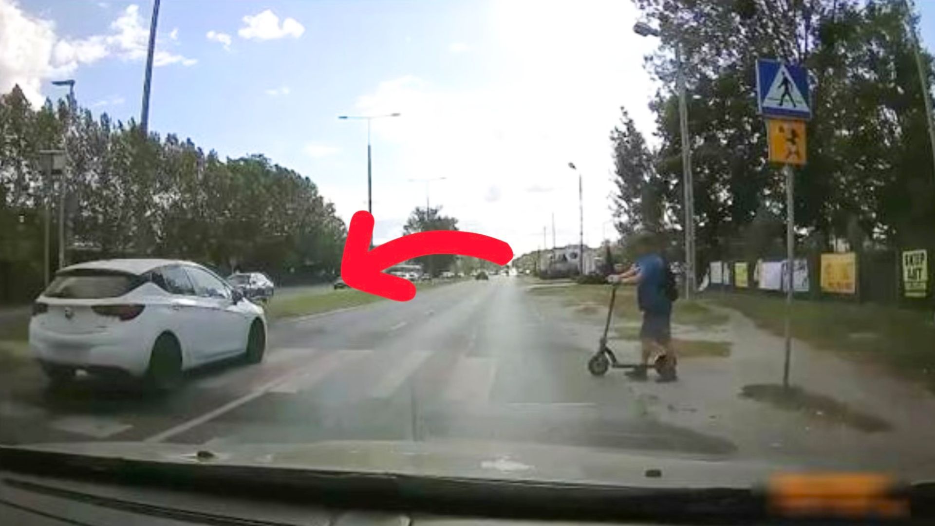 Wszedł na pasy z hulajnogą. Kierowcy choćby się nie zatrzymali