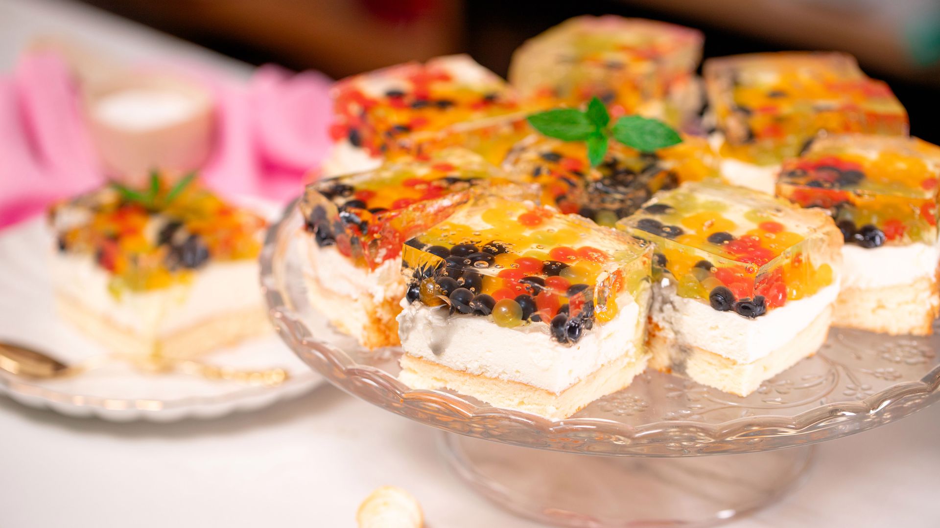 Kolorowe ciasto Bubble Tea. Pyszne warstwowe ciasto do kawy