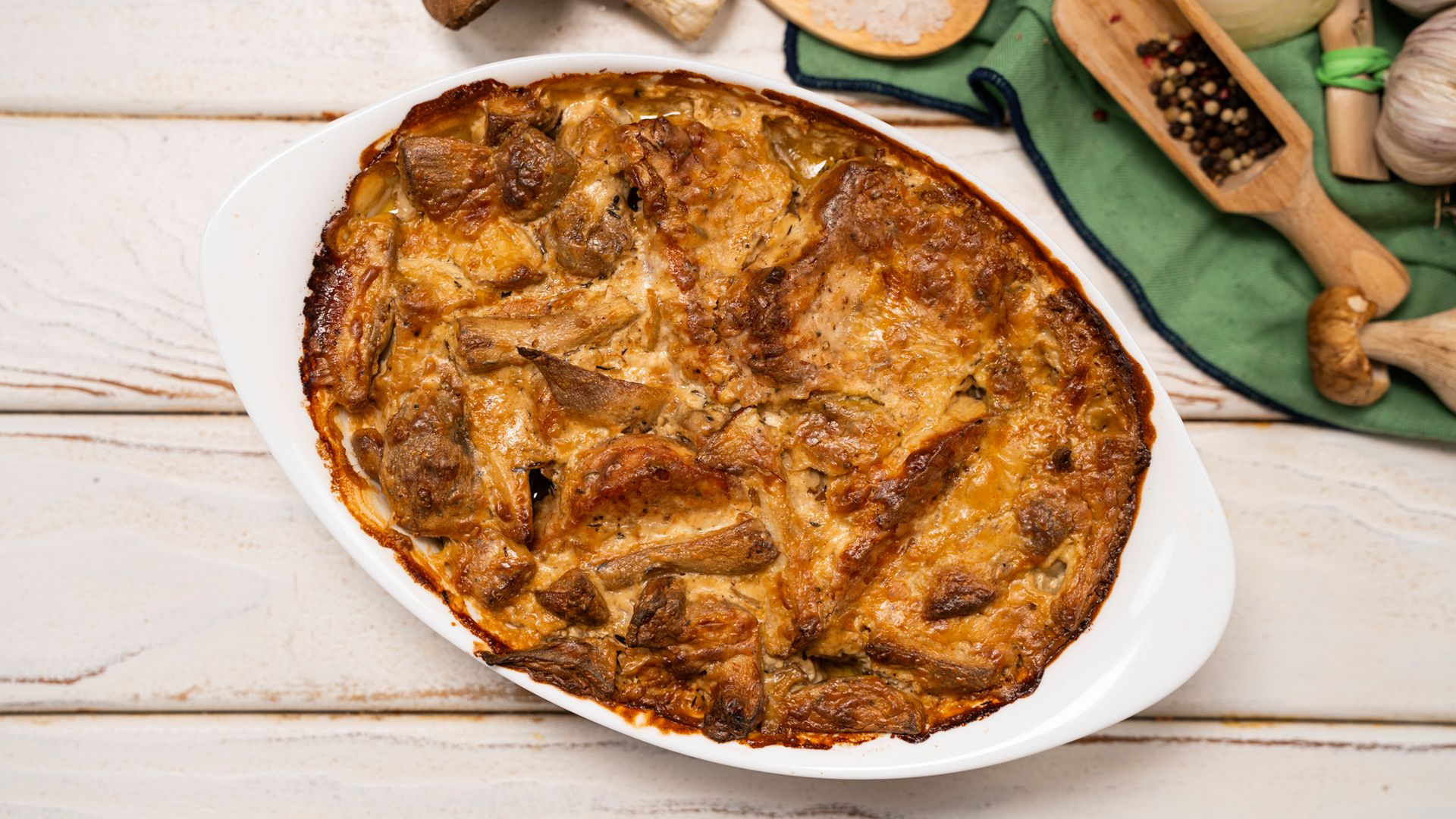 Schab z kremowym sosem na bazie leśnych grzybów. Pyszny obiad prosto z piekarnika