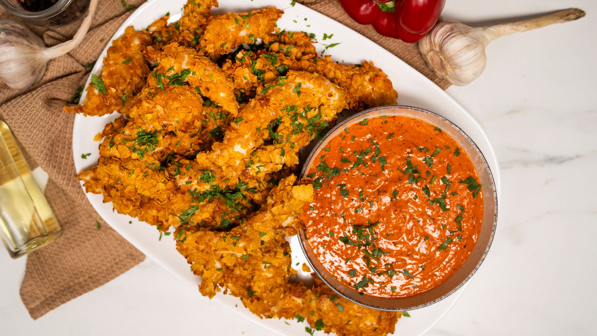 Polędwiczki drobiowe w chrupiącej panierce z domowej roboty sosem paprykowym