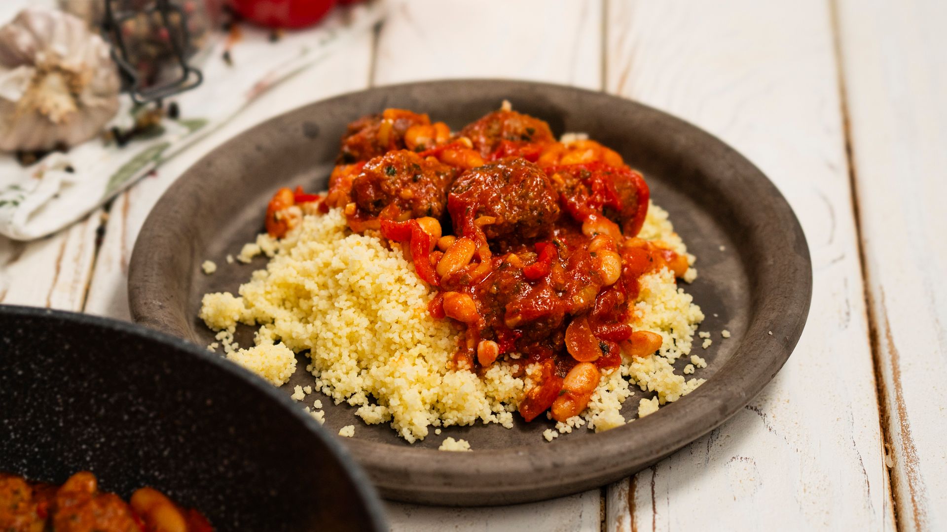 Połączenie klopsików i białej fasoli totalnie wymiata. O taki obiad dopomina się cała rodzina