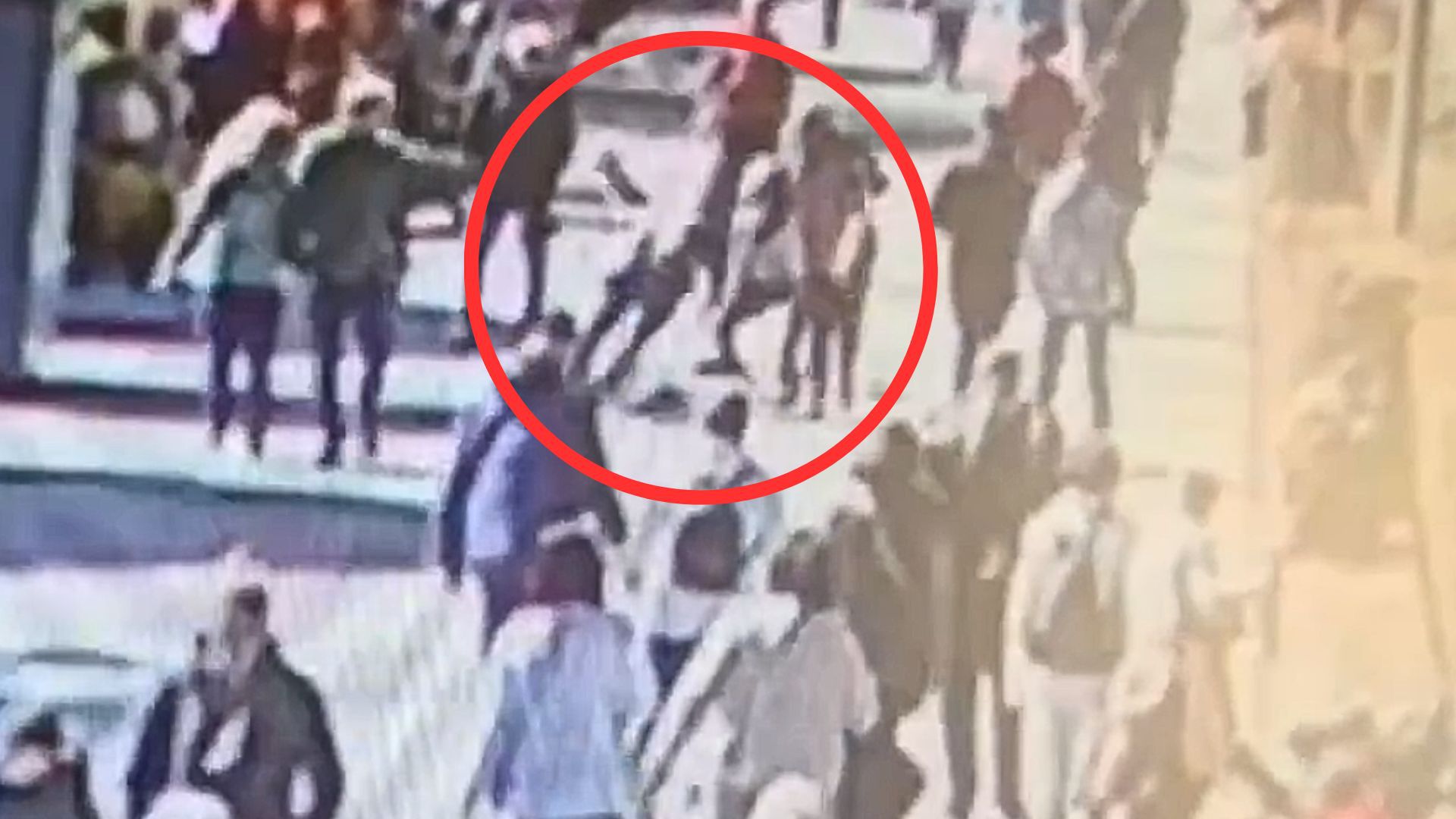 Potrącił pieszą na hulajnodze. Kobieta uderzyła głową o chodnik