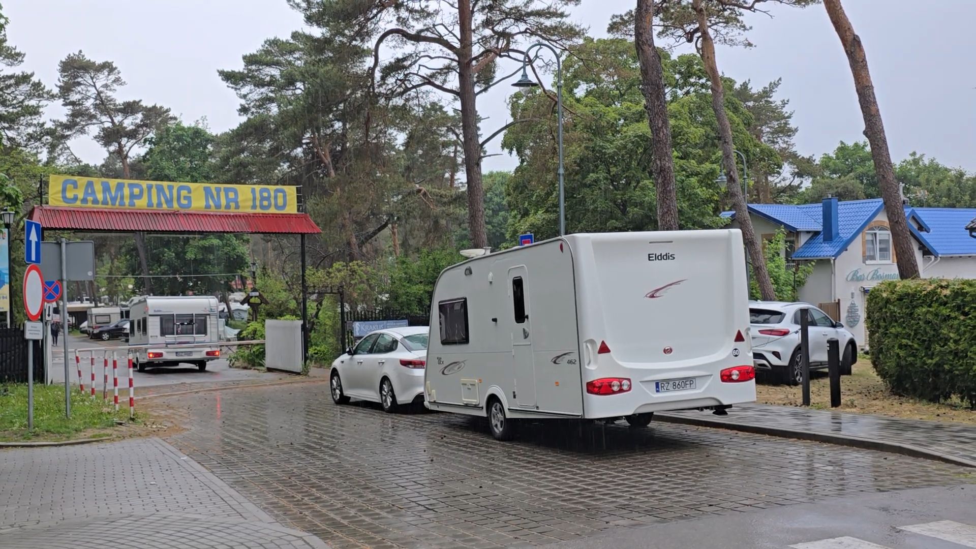 Mimo deszczu przyjechali nad morze. Oto co rozkładają na plażach