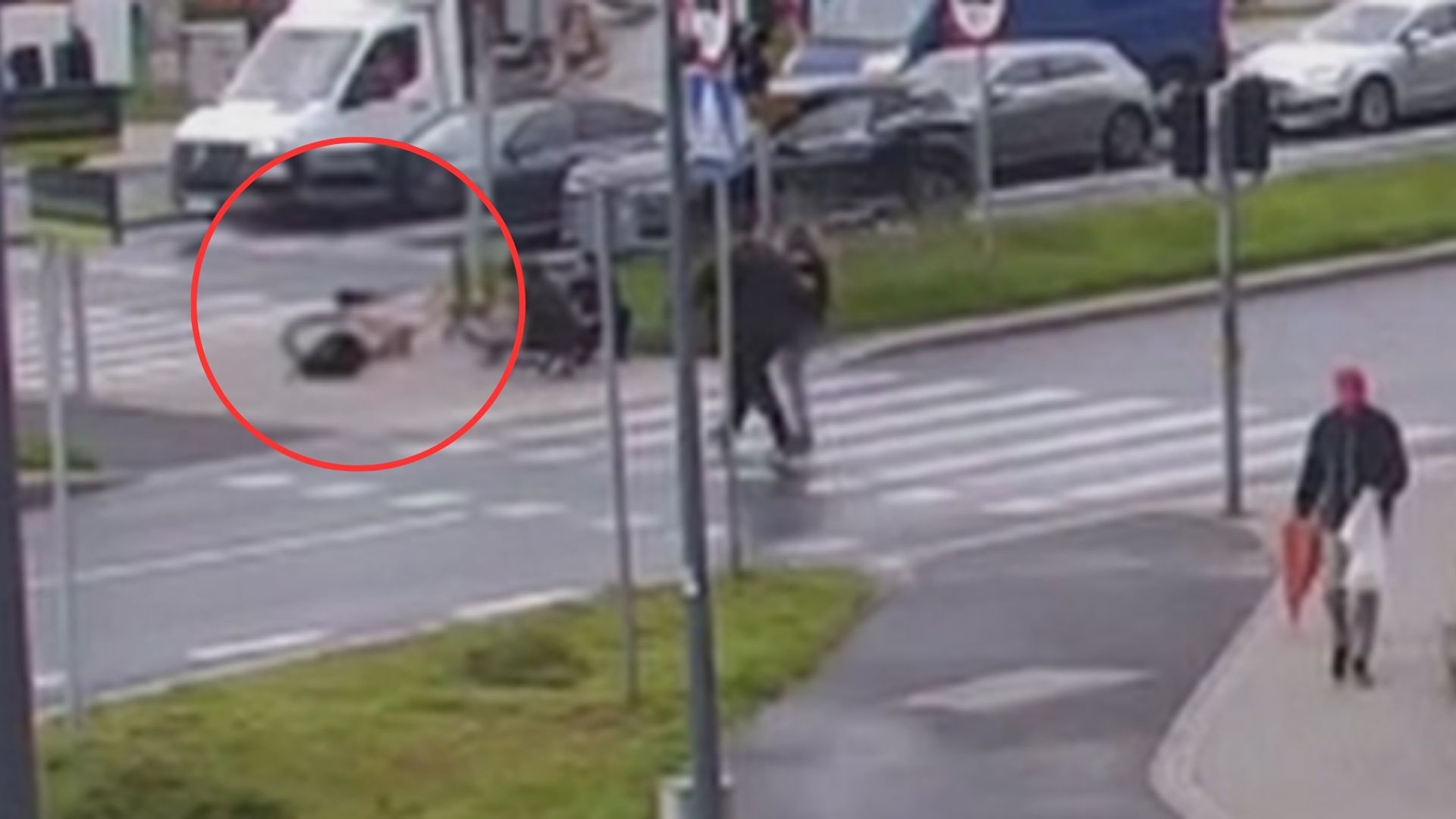 Monitoring uchwycił wypadek rowerzysty. 18-latek nie miał kasku