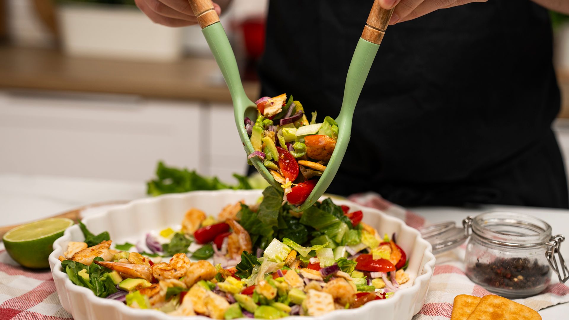 Chrupiąca sałatka z fit dodatkami. Główny składnik zrób na patelni lub zgrilluj