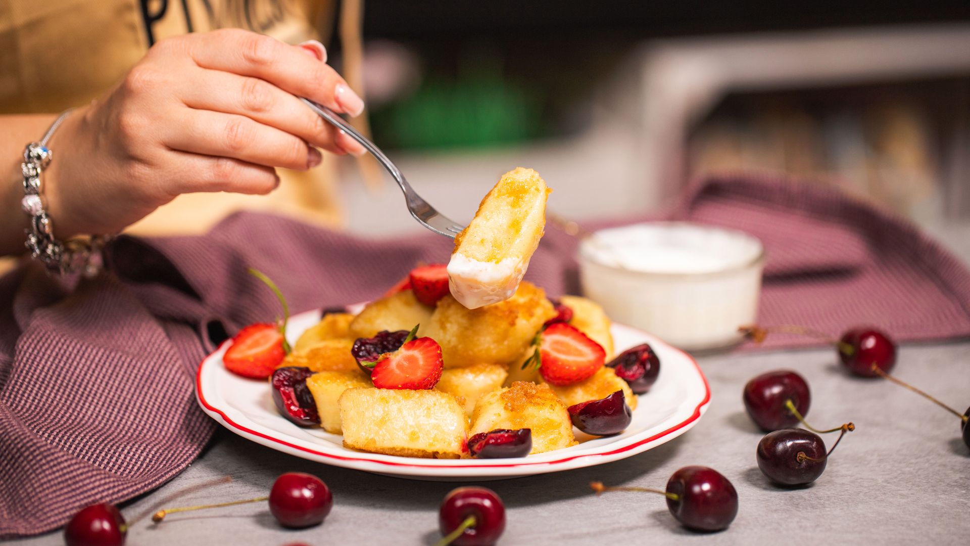 Kluski leniwe z owocami i chrupiącą bułką tartą – gotowe w 30 minut