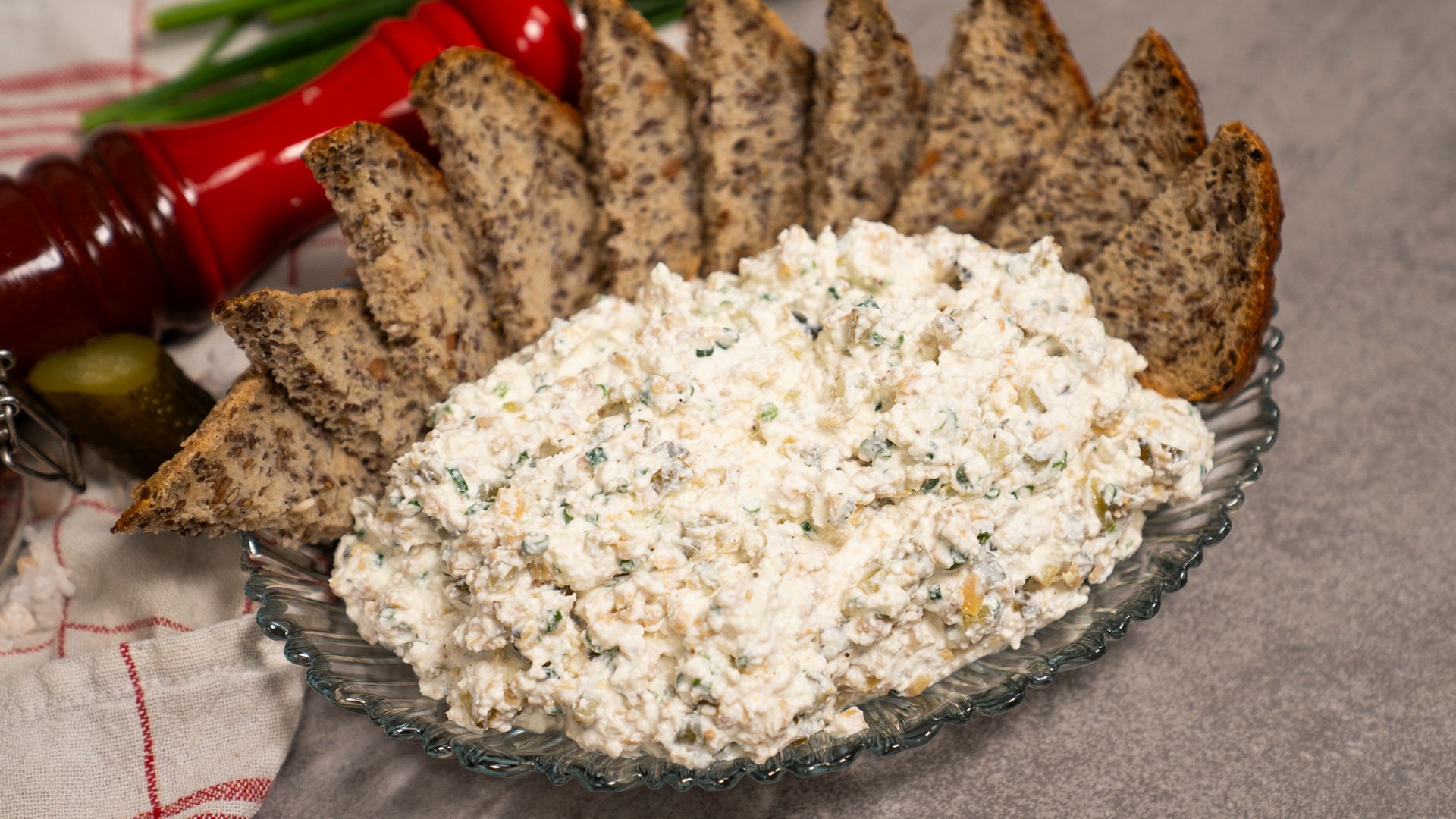 Nie śledzie, a twarożek. Po tatarsku smakuje jak najlepsza pasta kanapkowa