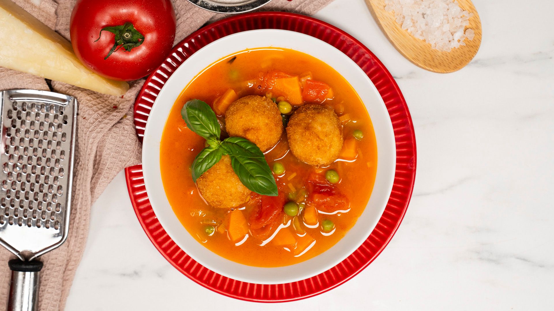 Zupa pomidorowa w luksusowym wydaniu. Połączenie z chrupiącymi arancini to strzał w dziesiątkę