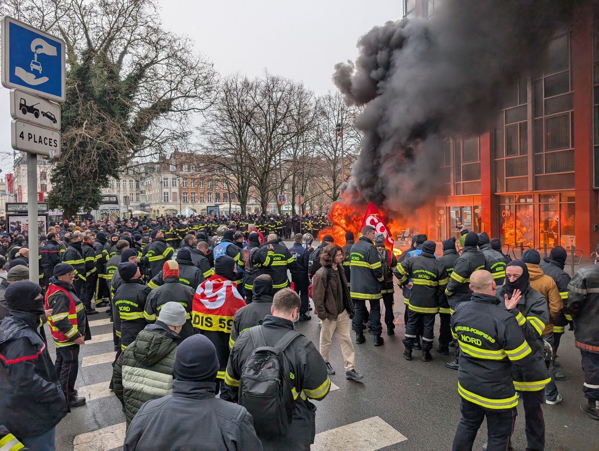 Strażacy mówią "dość". Rozpalili ognisko w środku Lille